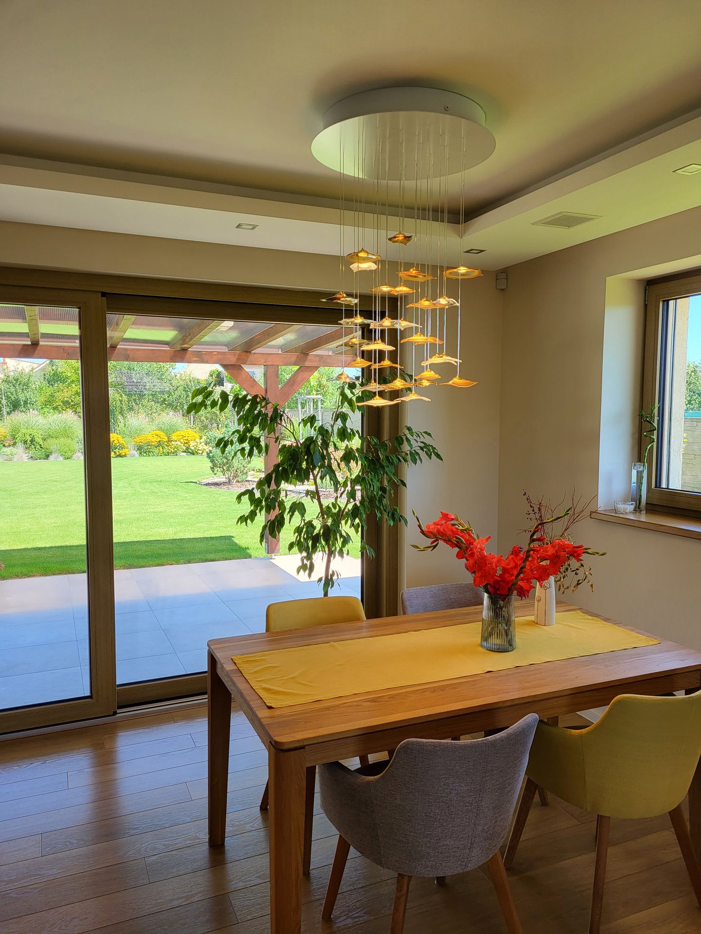 White surface modern chandelier INFINITO with organic shape glass leafs and LED modules, hanging on transparent thin wires