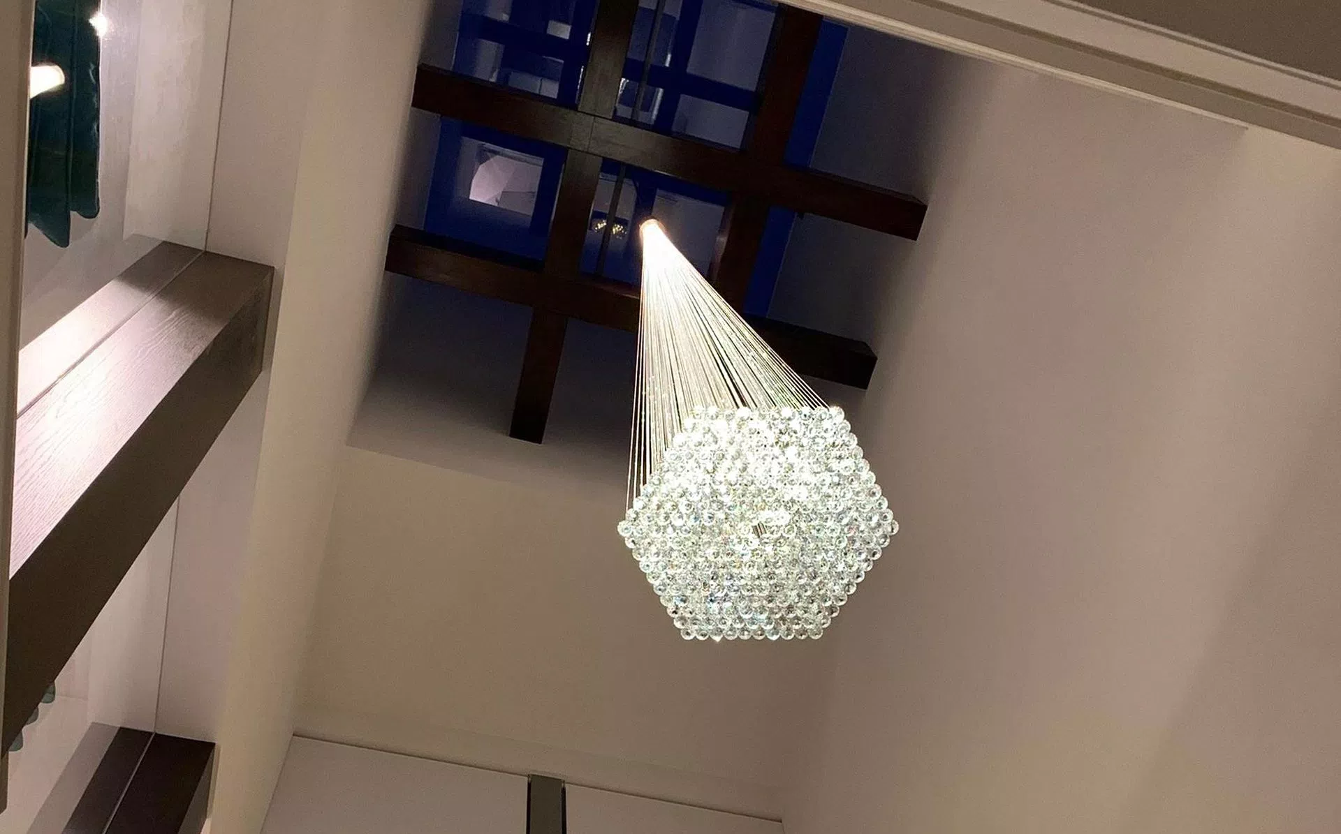 Bautifull crystall sprakle fibre chandelier in tall and high space