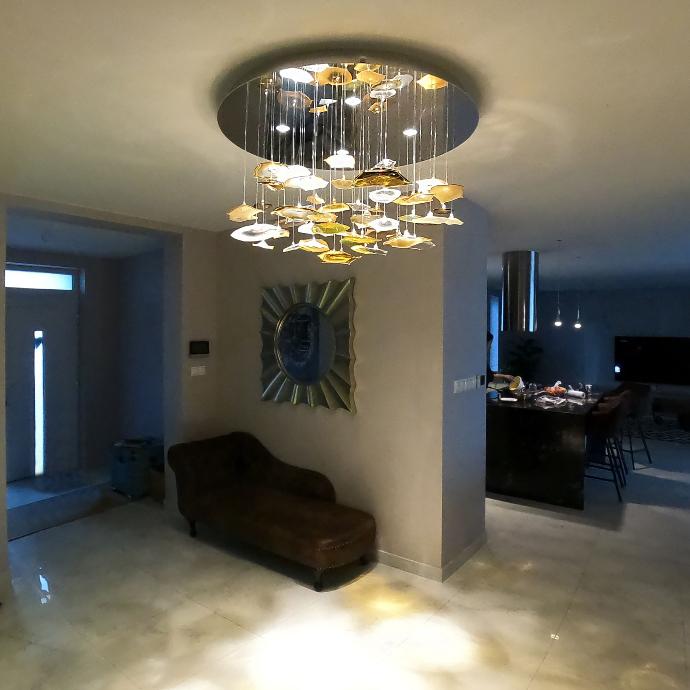 Entrance hall INFINITO chandelier with hand blown glass chips with turned on fibre optics AND LED spotlights circuits