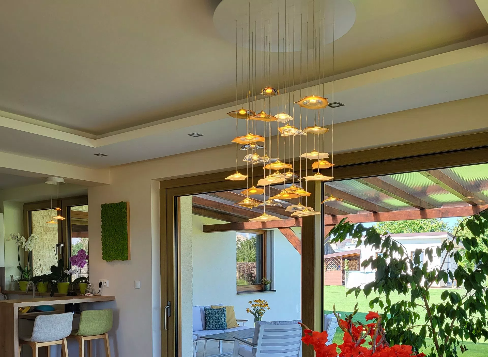 Golden glass leafs INFINITO LED in dining room